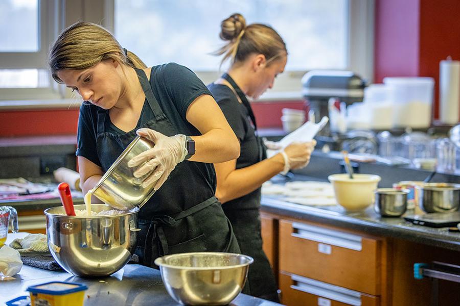 Northwest’s Didactic Program in Dietetics prepares undergraduate students with the knowledge and skills to be successful in dietetic internships, post-secondary schooling or employment in food and nutrition-related fields. 